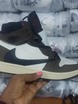 Jordan 1 High – Travis Scott “Mocha” (Reverse Swoosh)